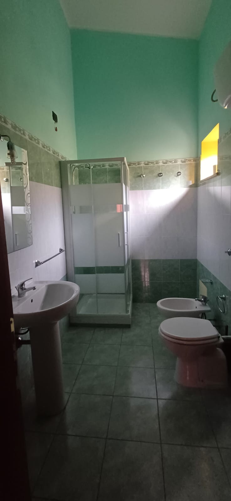 Salle de bain privee avec douche au B&B Stella Sulcitana