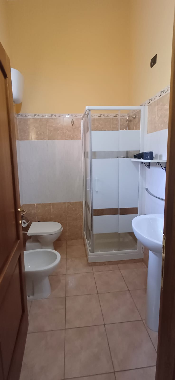 Equipements et serviettes de la salle de bain au B&B Stella Sulcitana