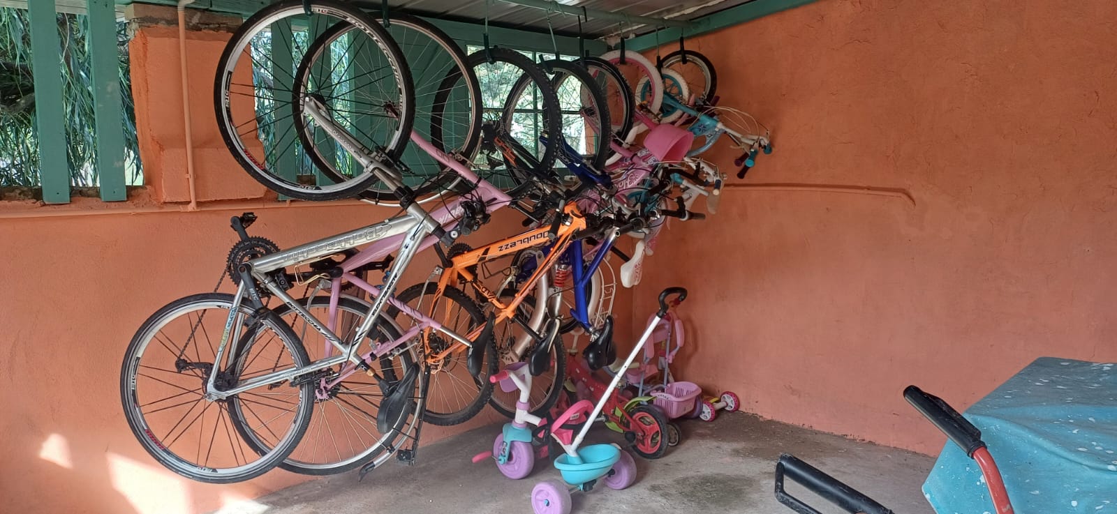 Espace v&eacute;lo couvert et s&eacute;curis&eacute;